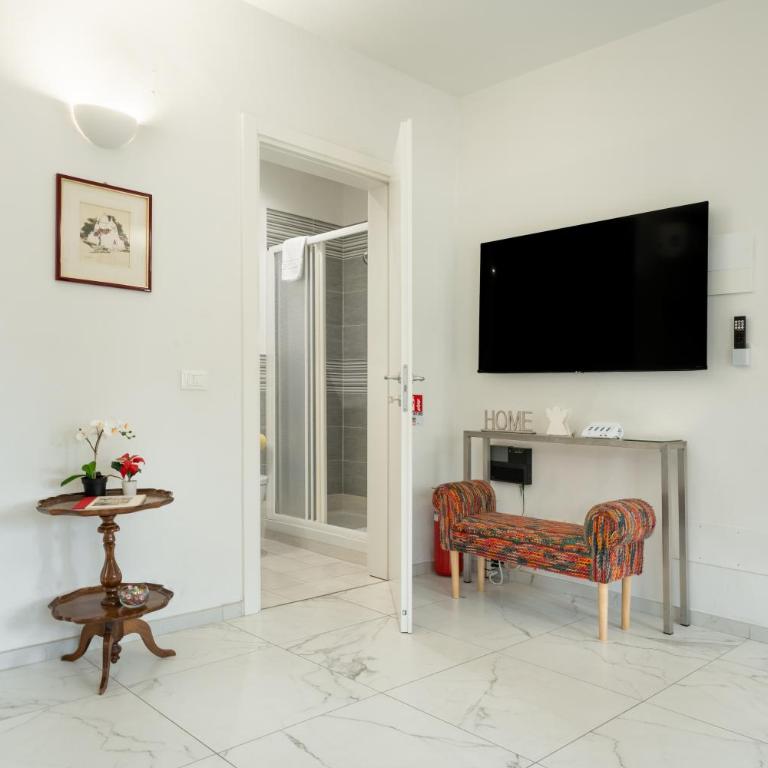 Avelli Pia Fourth Floor with 2 Bathrooms - Florence Charming Apartments - Delightful and bright 4rd-floor apartment without elevator, overlooking one of Florence's most beautiful squares, Exceptionally located for exploring the city - Appartamento con 1 Camera da Letto - 29