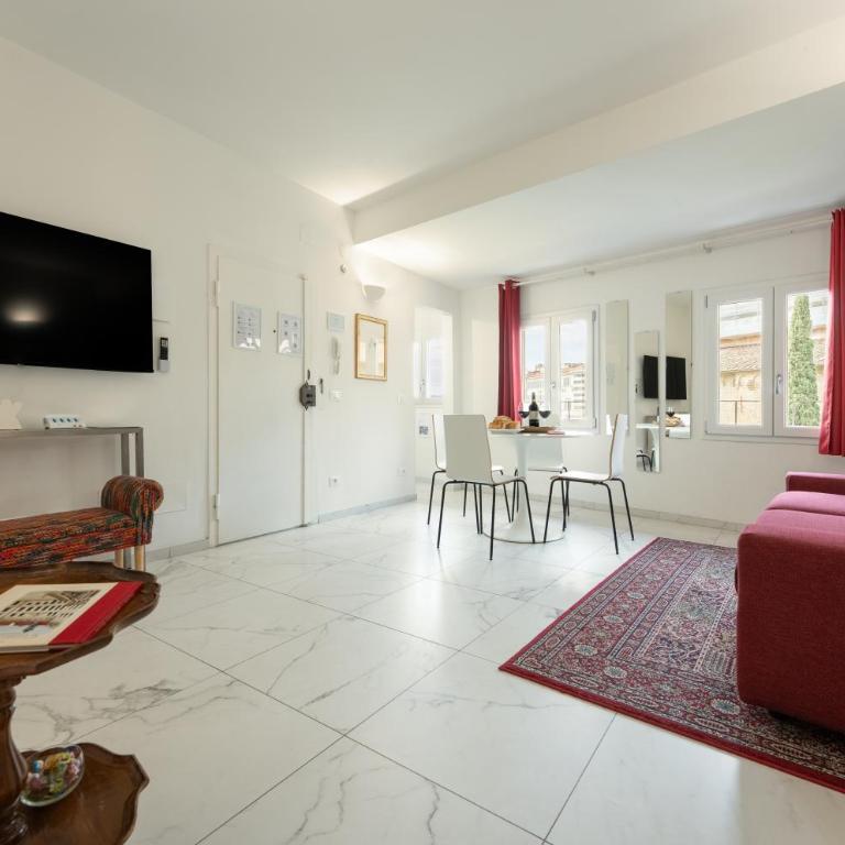 Avelli Pia Fourth Floor with 2 Bathrooms - Florence Charming Apartments - Delightful and bright 4rd-floor apartment without elevator, overlooking one of Florence's most beautiful squares, Exceptionally located for exploring the city - Appartamento con 1 Camera da Letto - 30