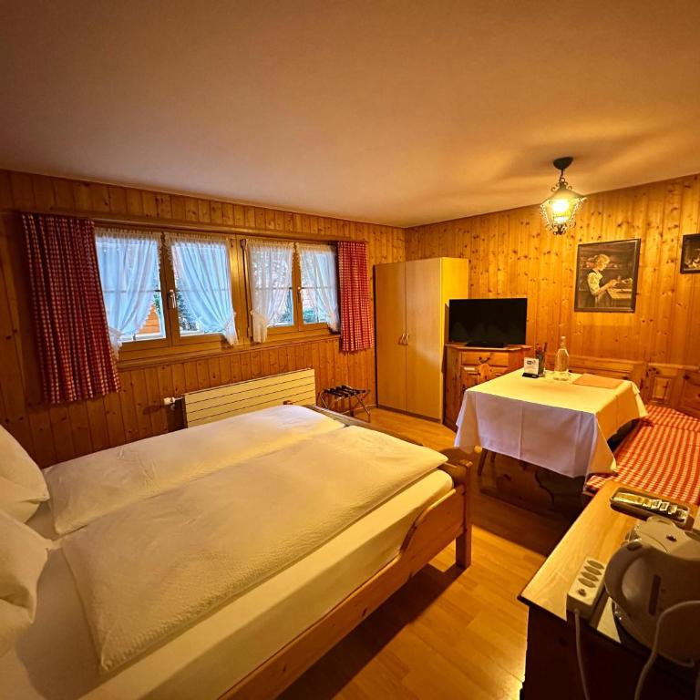 Chalet Gafri -Boutique B&B - comfort and hospitality - near Interlaken - Kleines Doppelzimmer mit Bad - 1