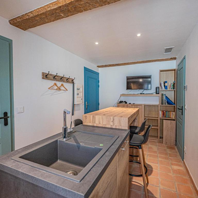 AU COEUR DU CENTRE-VILLE - APPARTEMENT T2 - PROCHE DE LA PLAGE - Apartment - 4