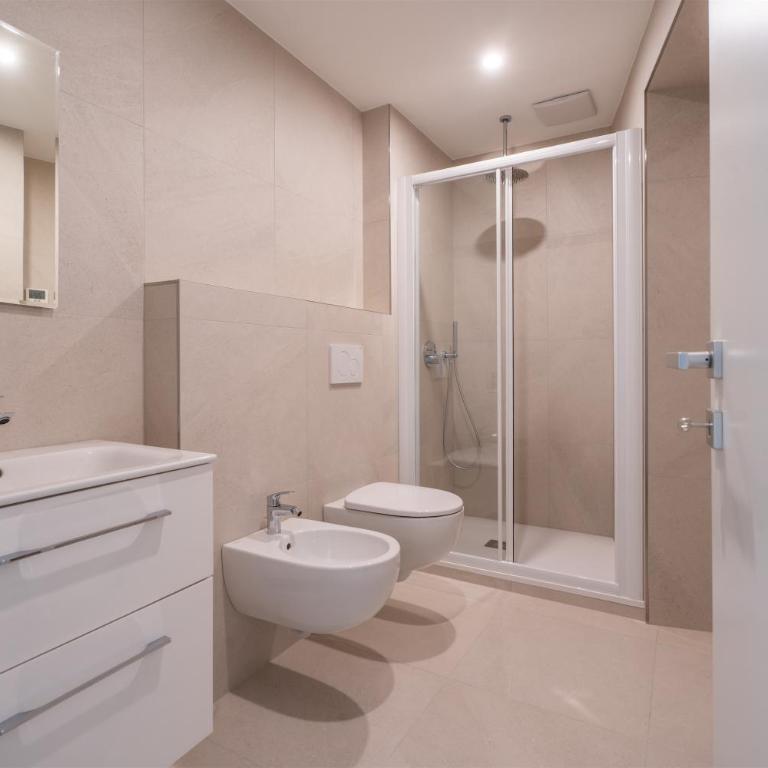 GARDA LIVING APARTMENTS Torbole 2 - Apartment mit 2 Schlafzimmern und Seeblick - 10