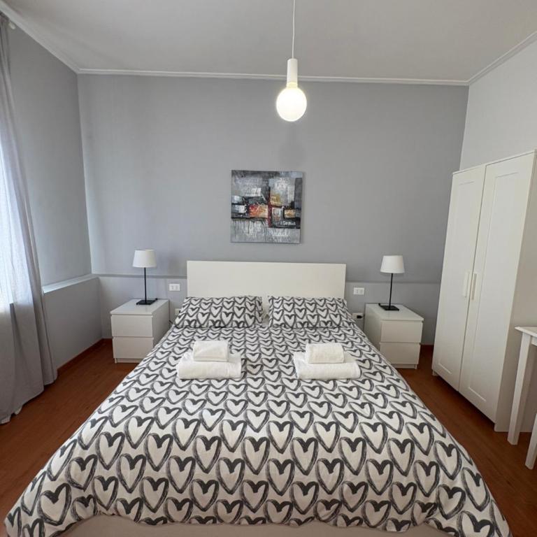 Delle Rose Rooms - Le Arche Verona - Camera Matrimoniale con Bagno Privato Esterno - 10