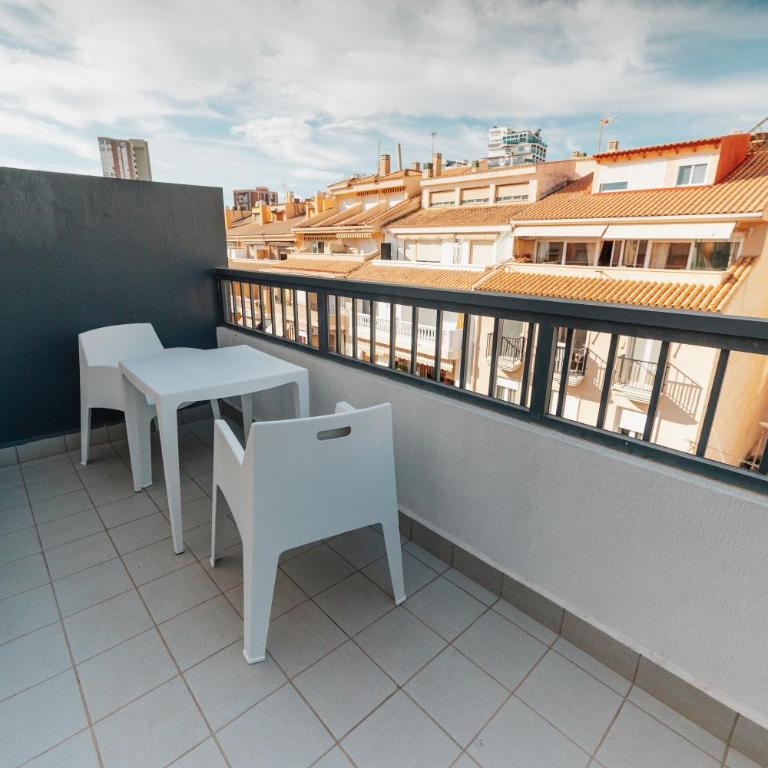 Hotel La Familia - Habitación Doble Estándar con balcón - 2 camas - 1