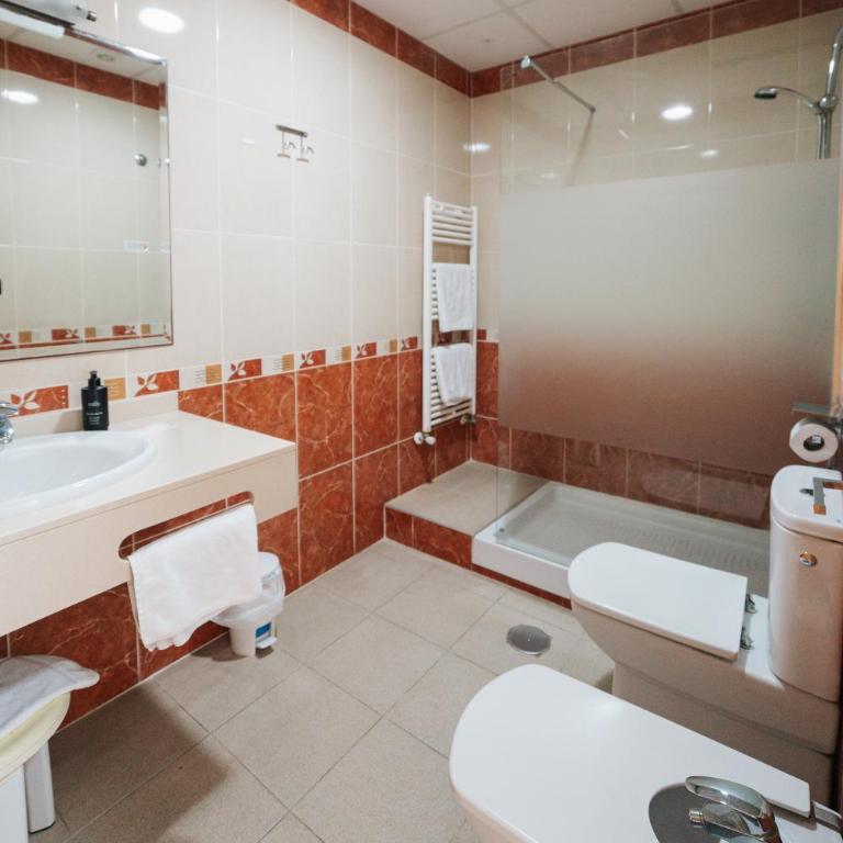 Hotel La Familia - Habitación Doble Estándar con balcón - 2 camas - 5