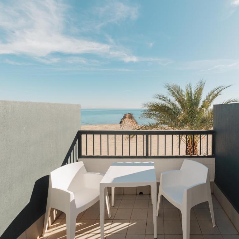 Hotel La Familia - Habitación Doble con balcón y vistas al mar - 5