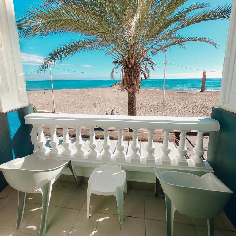 Hotel La Familia - Habitación Doble con balcón y vistas al mar - 1