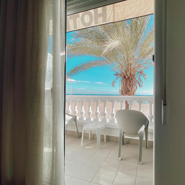 Hotel La Familia - Habitación Doble con balcón y vistas al mar - 4