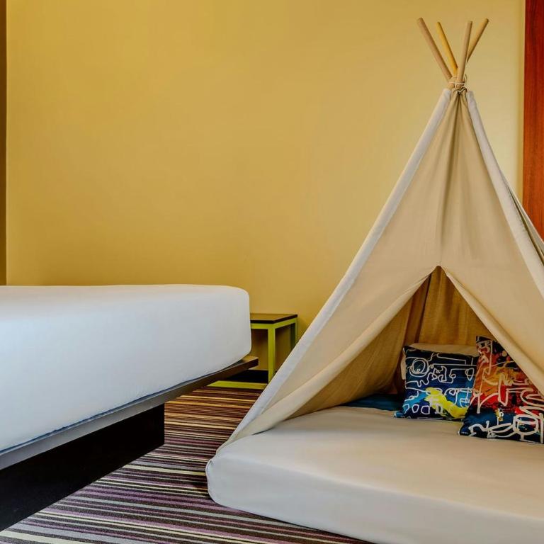 Aloft Asuncion - ALOFT, Guest room, 1 King, City view - 4