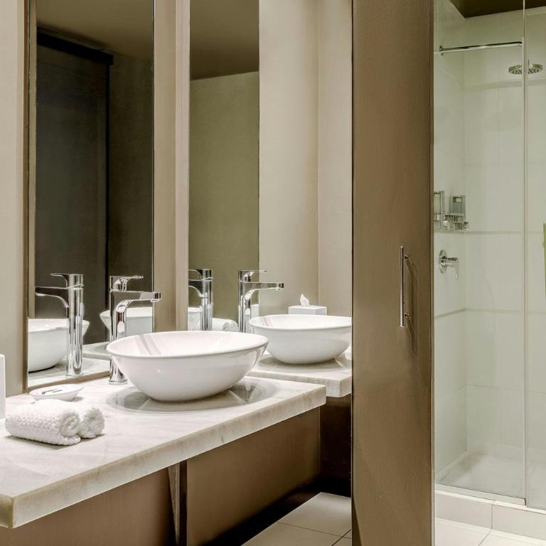 Aloft Asuncion - ALOFT, Guest room, 1 King, City view - 3