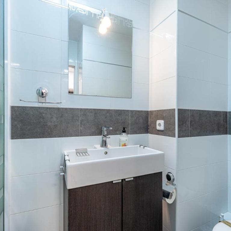 Vistas al mar y piscina Ático en Benalmádena cerca a la playa - Apartamento de 1 dormitorio - 10