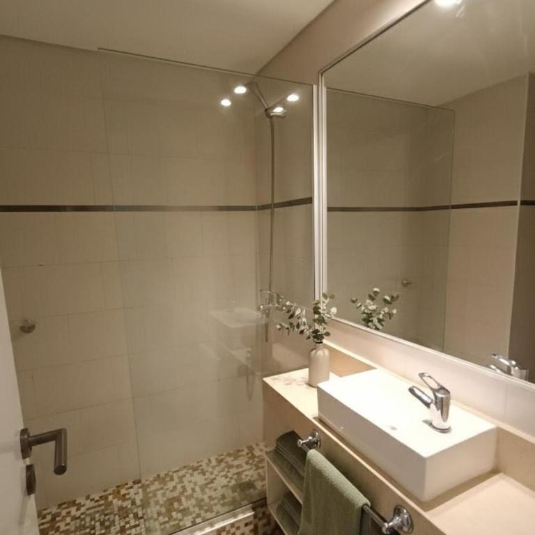 Departamento Excelente Ubicacion -Balcón con vista Plaza San Martin - Pileta- - One-Bedroom Apartment - 5