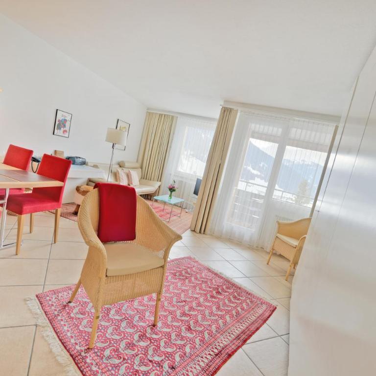 Ferienwohnung Parkareal Davos - freier Blick auf Berge, ruhig, sonnig, SW-Balkon, Parkplatz - Apartment mit 1 Schlafzimmer - 2