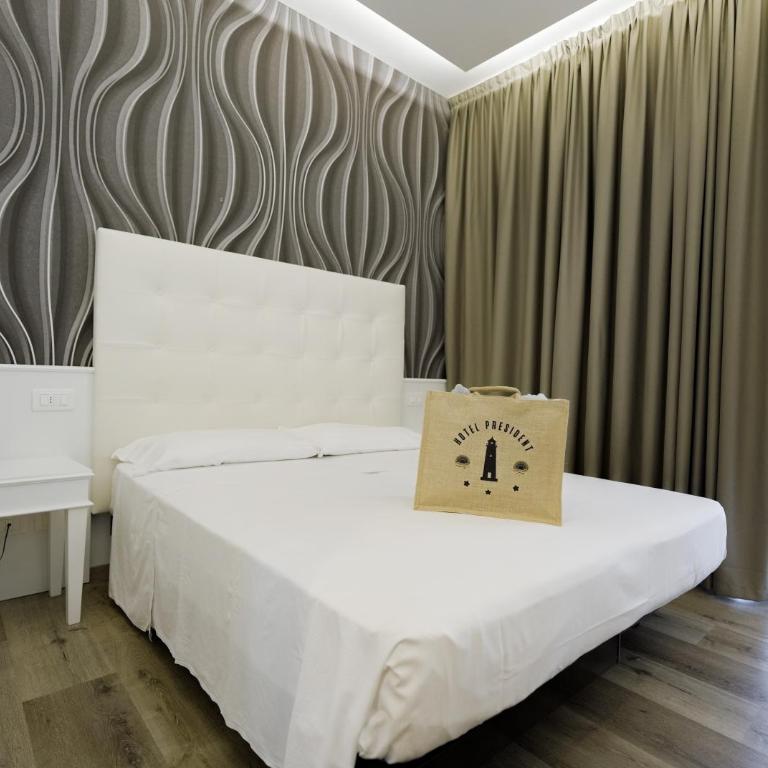 Hotel President - Deluxe Double / Twin Room with Balcony - 6