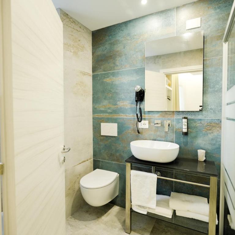 Hotel President - Deluxe Family Room with Balcony - 17