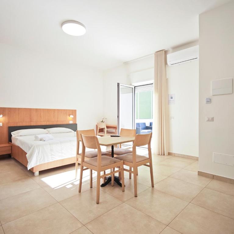 Estelle - Family Room - 1