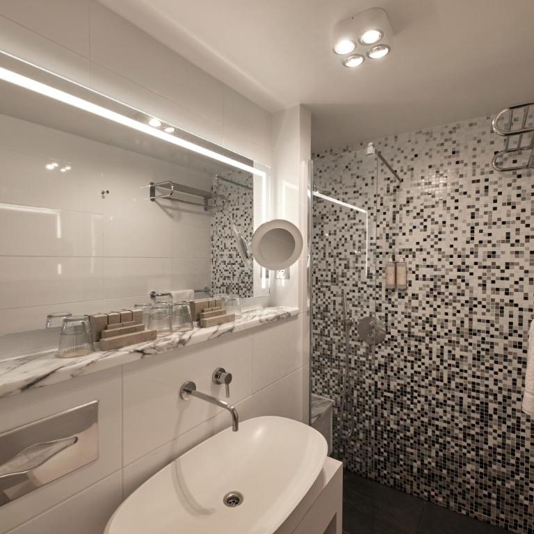 Van der Valk Hotel Saint-Aygulf - Suite Familiale avec Balcon - 5