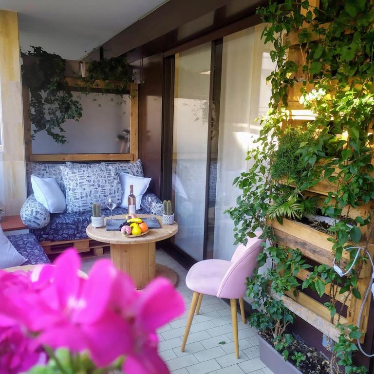 WeHost BARETY - Blooming Balcony Retreat - Central 3-4prs - Appartement - Vue sur Jardin - 1