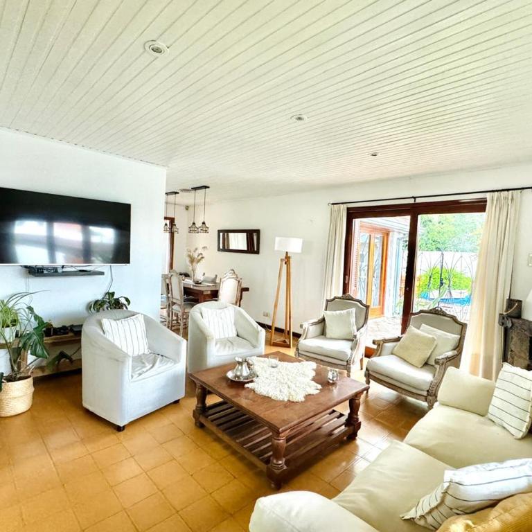 Casa con Pileta, Parrilla y Jardín x10 - Four-Bedroom House - 4