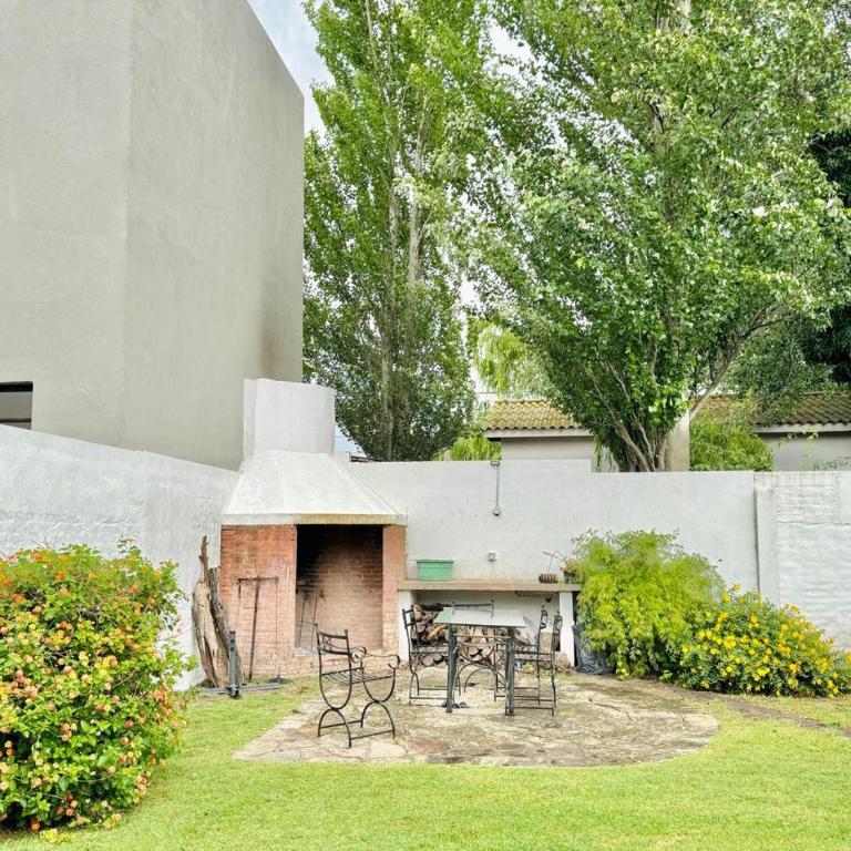 Casa con Pileta, Parrilla y Jardín x10 - Four-Bedroom House - 6