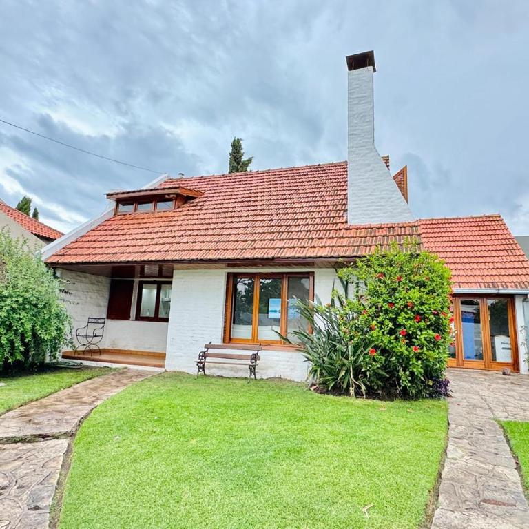 Casa con Pileta, Parrilla y Jardín x10 - Four-Bedroom House - 8