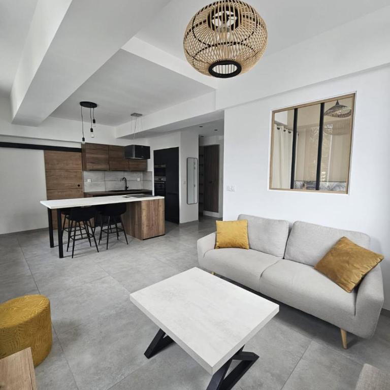 Spacious Apartment Fully Renovated & Parking Space - One-Bedroom Apartment - 1