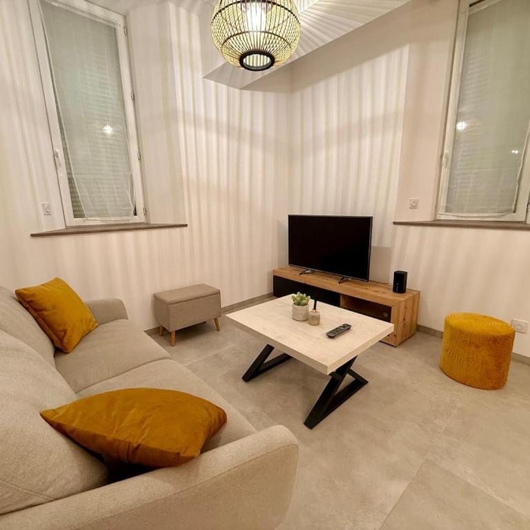 Spacious Apartment Fully Renovated & Parking Space - One-Bedroom Apartment - 4