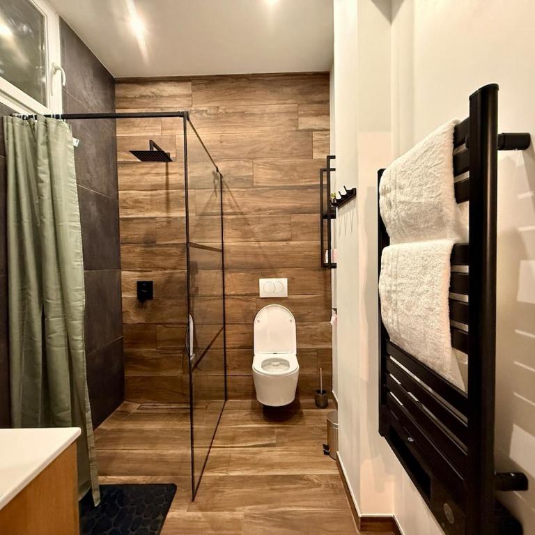 Spacious Apartment Fully Renovated & Parking Space - One-Bedroom Apartment - 3