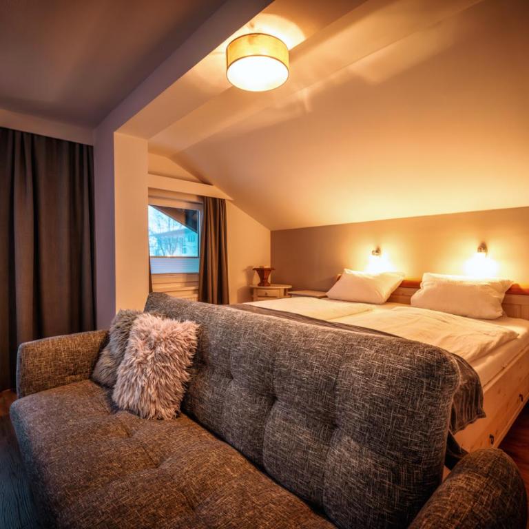 Pension Kuntschner - Dreibettzimmer mit Balkon - 7
