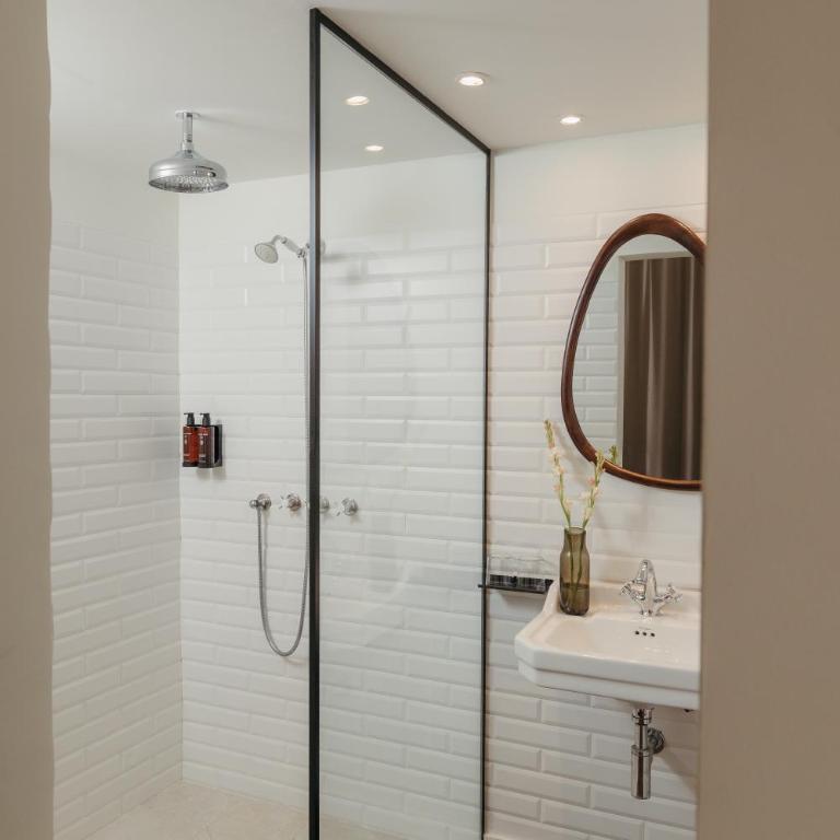H Regas Adults Only - Executive King Suite with Free Parking - 2