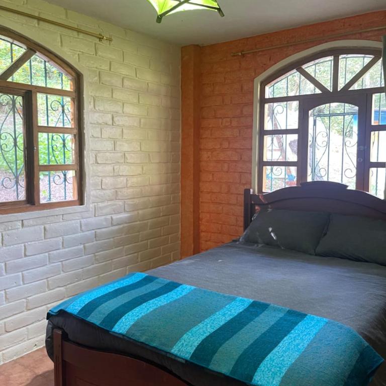 The Lookout Hideaway Cabin - Four-Bedroom Vacation Home - 1
