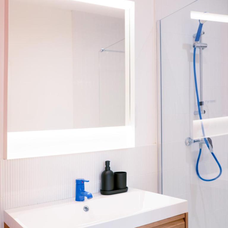 Arty & Chic 1BR 4P - Coeur de Marseille - AC - One-Bedroom Apartment - 6