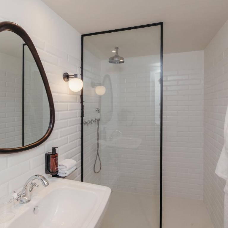 H Regas Adults Only - Superior Queen Room with Free Parking - 5