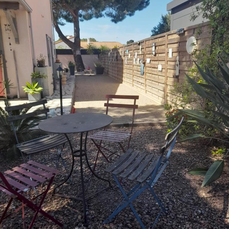 La maison de Jo - Zimmer mit Kingsize-Bett und Gartenblick. - 10