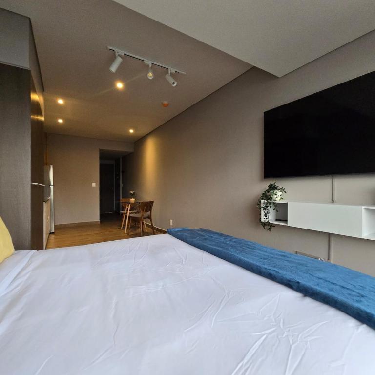 Balconied Peaceful Apt in High-rise with Amenities - Estudio Deluxe con cama grande - 40