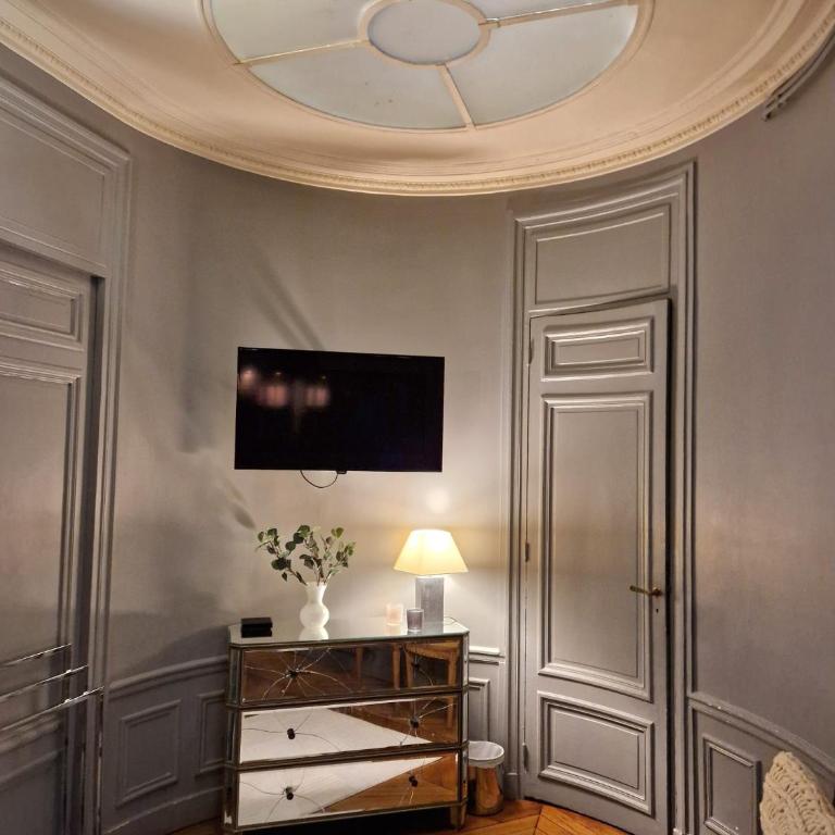2 Private rooms in an Elegant Haussmannian Appartement - Double Room - 17