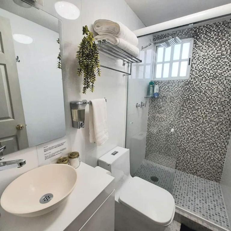 Experience Roma Norte in Eclectic Balconied Apt - Apartment with Balcony - 31