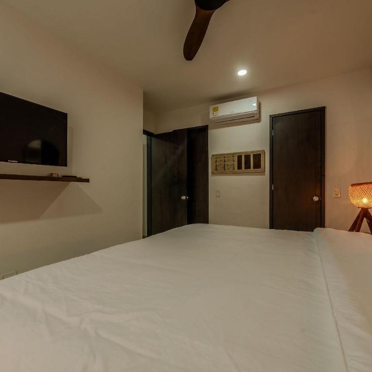 Oceanfront condominium with direct access to the beach. - Two-Bedroom Apartment with Balcony - 8