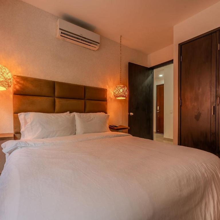 Oceanfront condominium with direct access to the beach. - Two-Bedroom Apartment with Balcony - 12