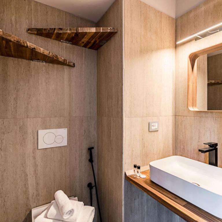 Lyrica - Your Home at the Opera! - Three-Bedroom Premium Apartment - 16