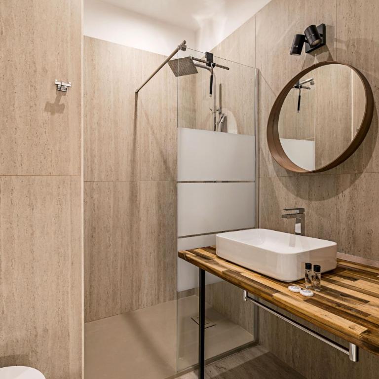 Lyrica - Your Home at the Opera! - Three-Bedroom Premium Apartment - 18