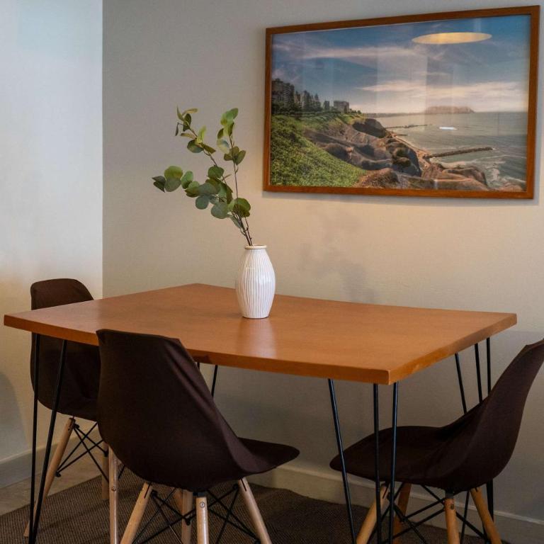 Comfortable 2BR with Balcony in Miraflores - Two-Bedroom Apartment with Balcony - 5