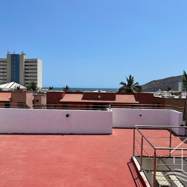 Promo-2BR-Sleeps 8-Luxe Dept-1 Min Walk to Beach - Two-Bedroom Apartment - 2