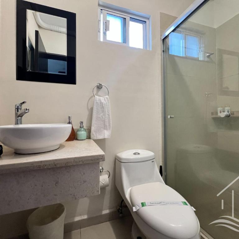 Promo-2BR-Sleeps 8-Luxe Dept-1 Min Walk to Beach - Two-Bedroom Apartment - 7