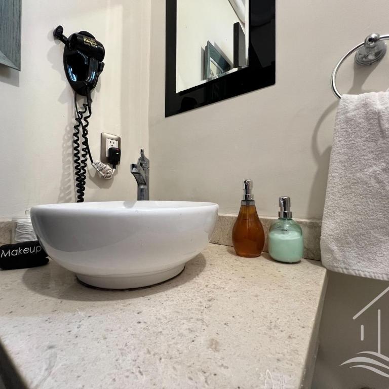 Promo-2BR-Sleeps 8-Luxe Dept-1 Min Walk to Beach - Two-Bedroom Apartment - 8