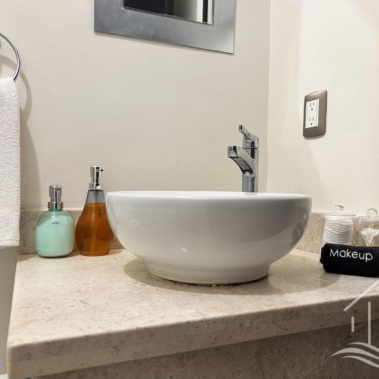 Promo-2BR-Sleeps 8-Luxe Dept-1 Min Walk to Beach - Two-Bedroom Apartment - 13