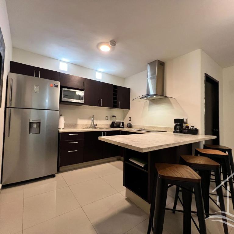 Promo-2BR-Sleeps 8-Luxe Dept-1 Min Walk to Beach - Two-Bedroom Apartment - 16