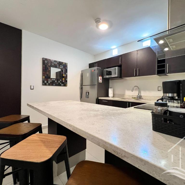 Promo-2BR-Sleeps 8-Luxe Dept-1 Min Walk to Beach - Two-Bedroom Apartment - 17