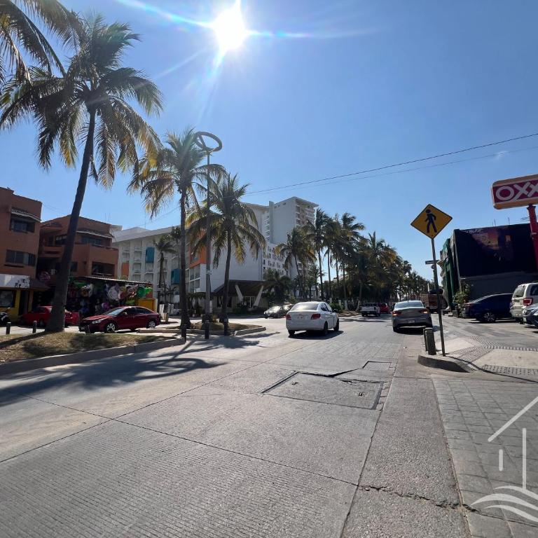 Promo-2BR-Sleeps 8-Luxe Dept-1 Min Walk to Beach - Two-Bedroom Apartment - 32