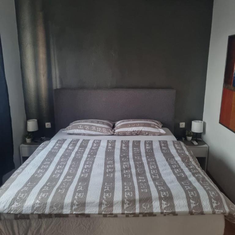 Lovely house with swimming pool - Three-Bedroom Apartment - 14