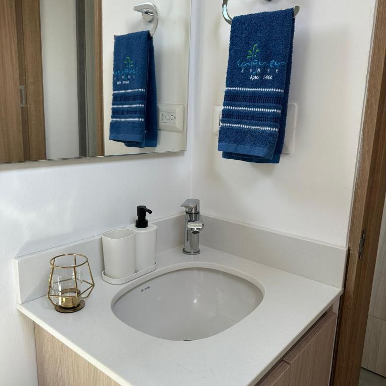 Ocean View 14th Floor Salguero Beach - Two-Bedroom Apartment - 10